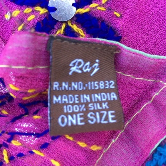 100% Silk Embroidered Embellished Oblong Scarf, a masterpiece craft - Picture 4 of 5